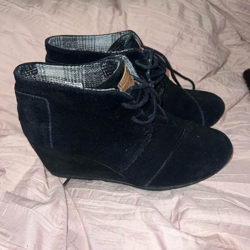Tom’s tie shoes